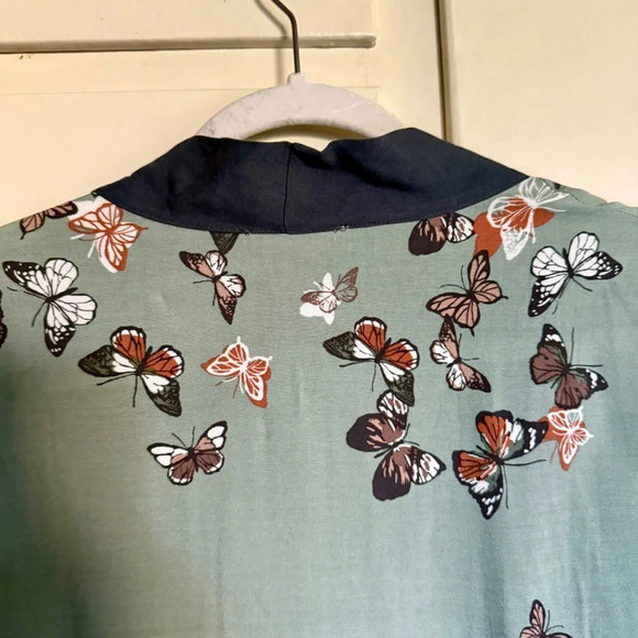 NWT Easel Sage Green Butterfly Open Front Maxi Kimono Size Small - Picture 6 of 10